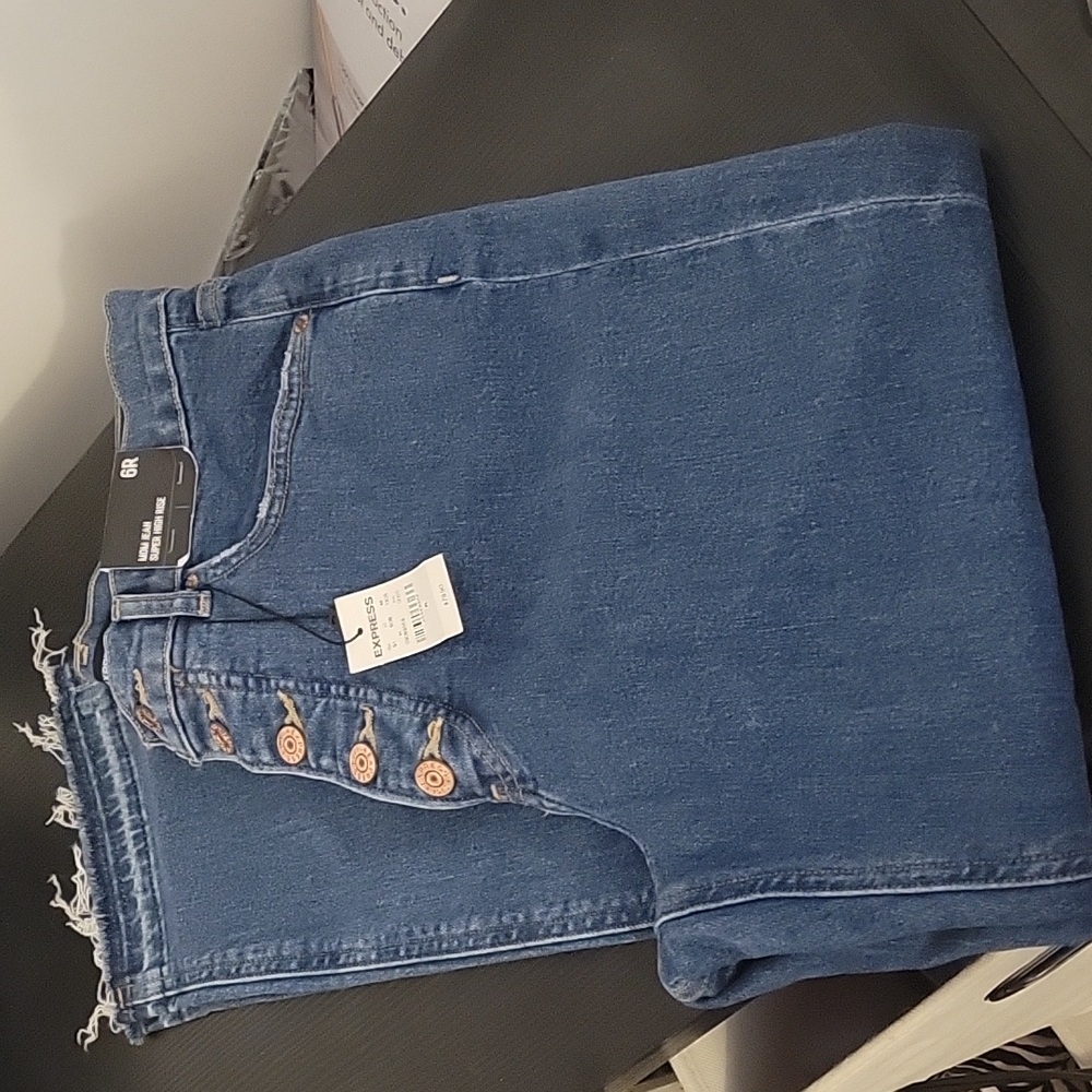 Express size 6R Mom Jean Super High Rise